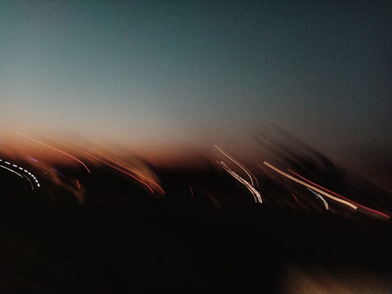 Cechy gatunkowe liryki, epiki i dramatu – jak je odróżnić